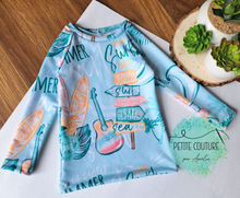 Charger l&#39;image dans la galerie, Chandail rasguard | Maillot de bain | Taille regulière | PERSONNALISÉ
