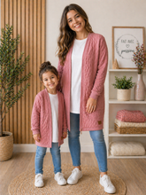 Charger l'image dans la galerie, Le Cardigan ÉVIDENCE | Femme | matelassé torsadé | PRECOMMANDE
